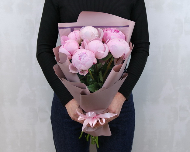 Букет з 7 рожевих півоній в упаковці