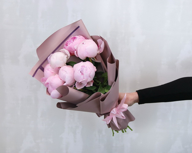 Букет з 7 рожевих півоній в упаковці