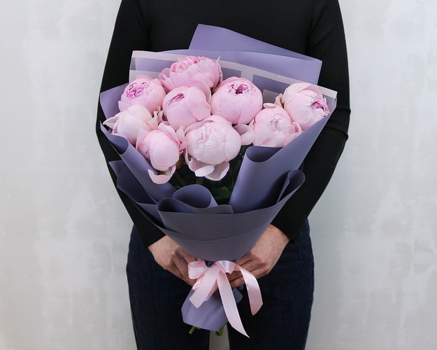 Букет з 9 рожевих півоній у стильній упаковці