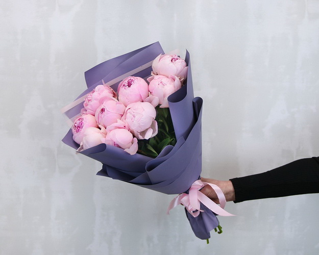 Букет з 9 рожевих півоній у стильній упаковці