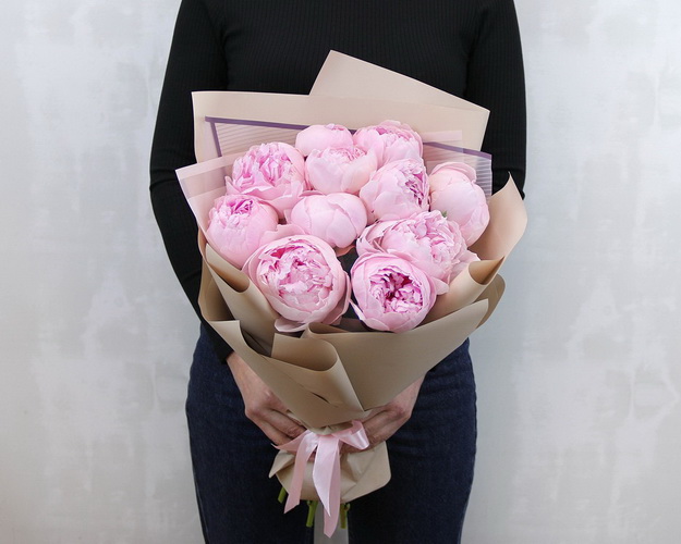 Букет з 11 рожевих півоній в упаковці