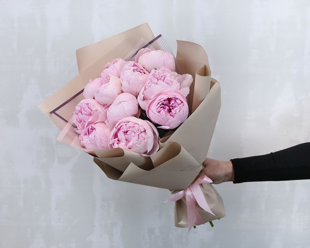Букет з 11 рожевих півоній в упаковці
