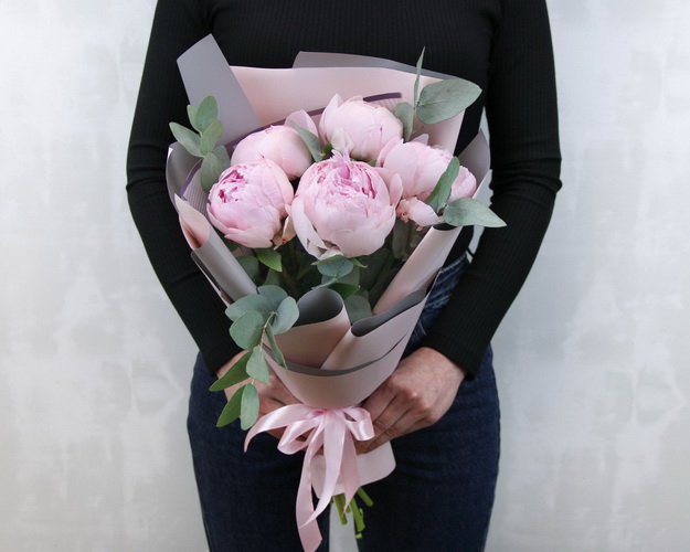 Букет з 5 рожевих півоній із зеленню в дизайнерській упаковці