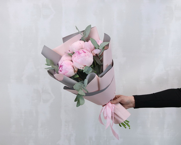 Букет з 5 рожевих півоній із зеленню в дизайнерській упаковці