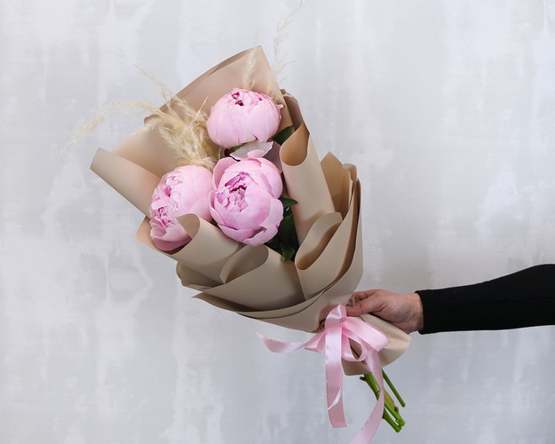 Букет з 3 рожевих півоній у стильній упаковці