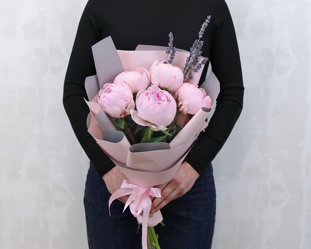 Букет з 5 рожевих півоній у стильній упаковці