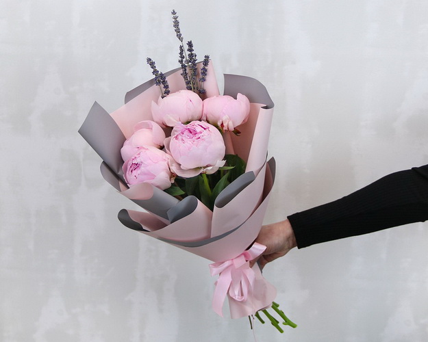 Букет з 5 рожевих півоній у стильній упаковці