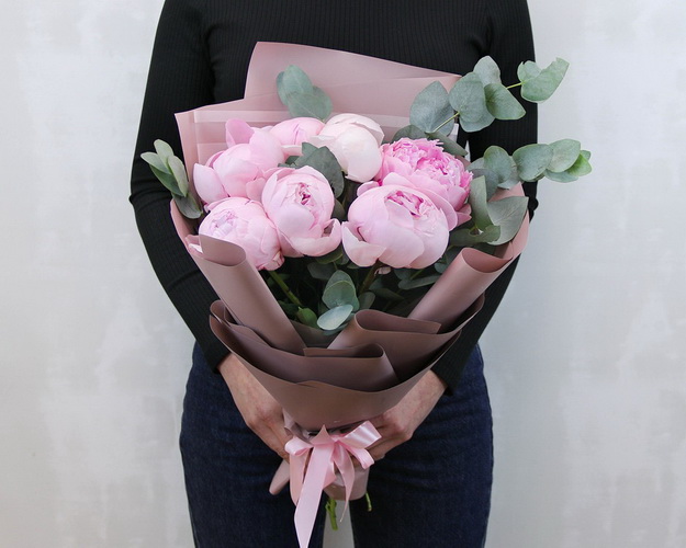 Букет з 7 рожевих півоній із зеленню в стильній упаковці