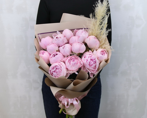Букет з 15 рожевих півоній у стильній упаковці