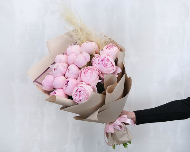 Букет з 15 рожевих півоній у стильній упаковці
