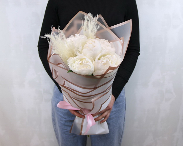 Букет з 5 білих півоній у дизайнерській упаковці