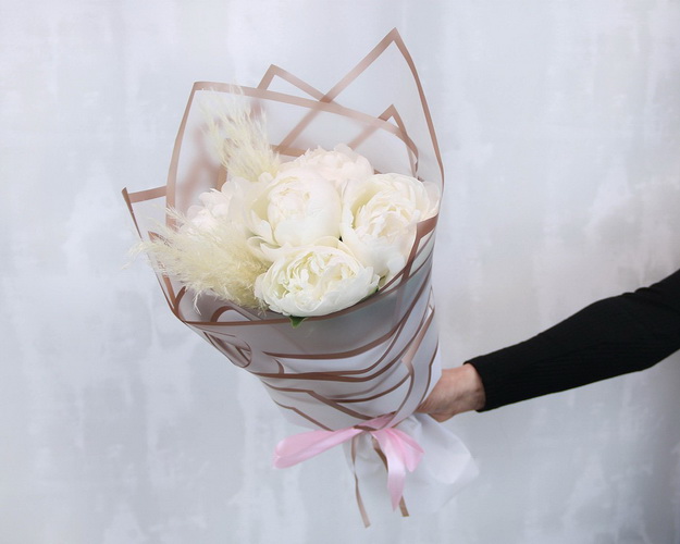 Букет з 5 білих півоній у дизайнерській упаковці