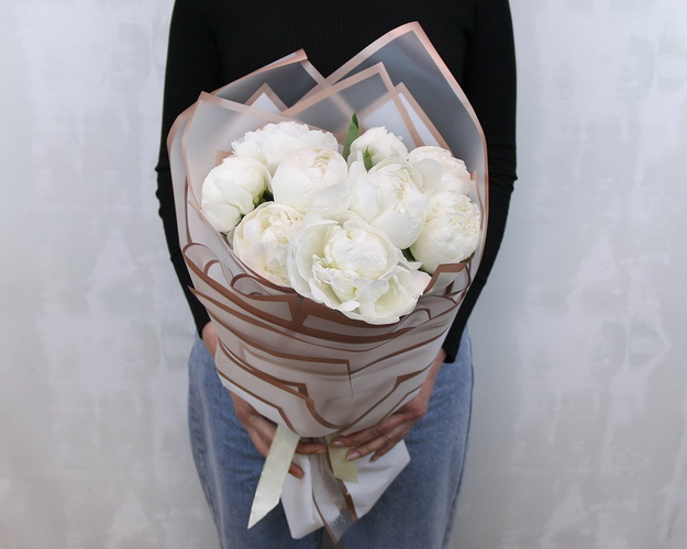 Букет з 9 білих півоній у стильній упаковці