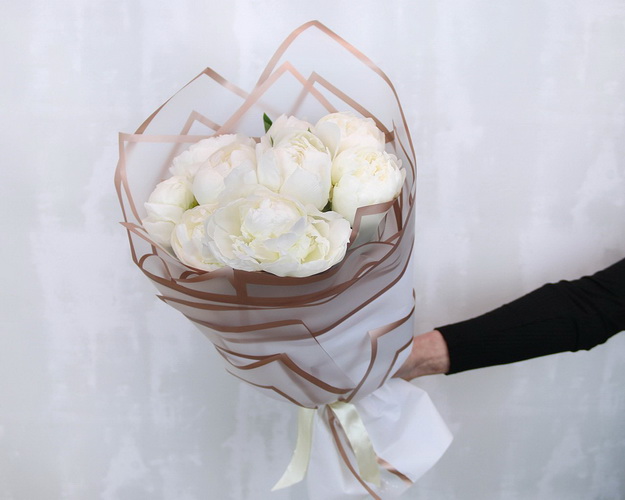 Букет з 9 білих півоній у стильній упаковці