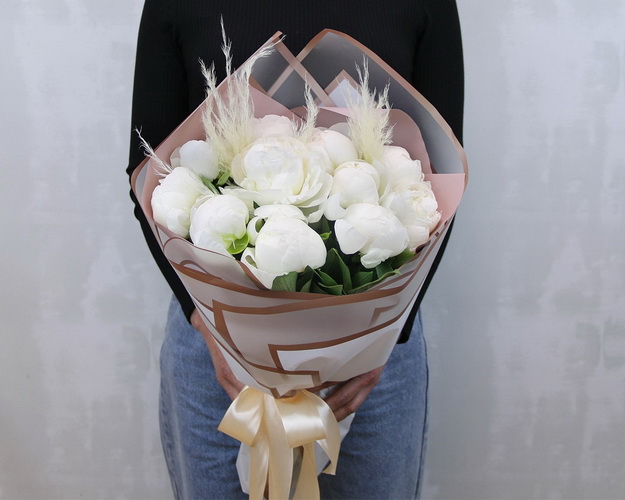 Букет з 11 білих півоній в упаковці