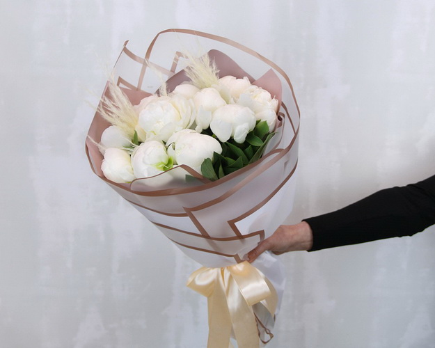 Букет з 11 білих півоній в упаковці