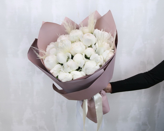 Букет з 21 білої півонії у стильній упаковці