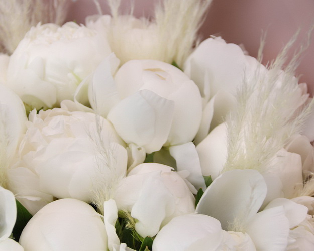 Букет з 21 білої півонії у стильній упаковці