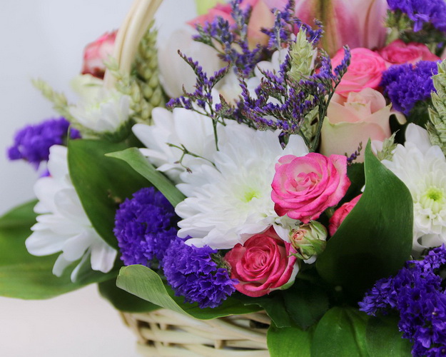 Кошик квітів Барвистий подарунок