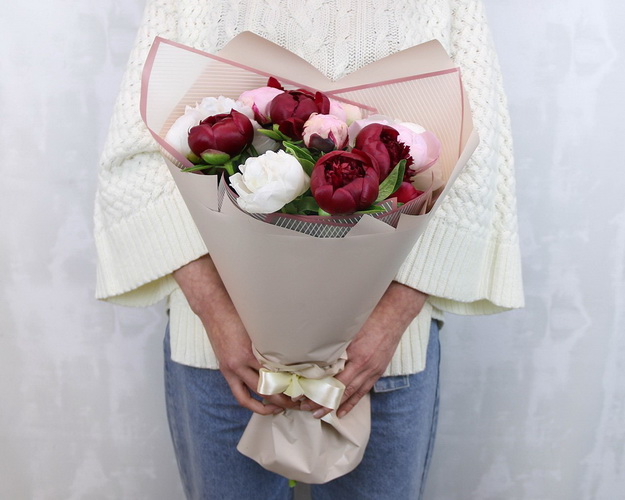 Букет з 15 півоній мікс у стильній упаковці