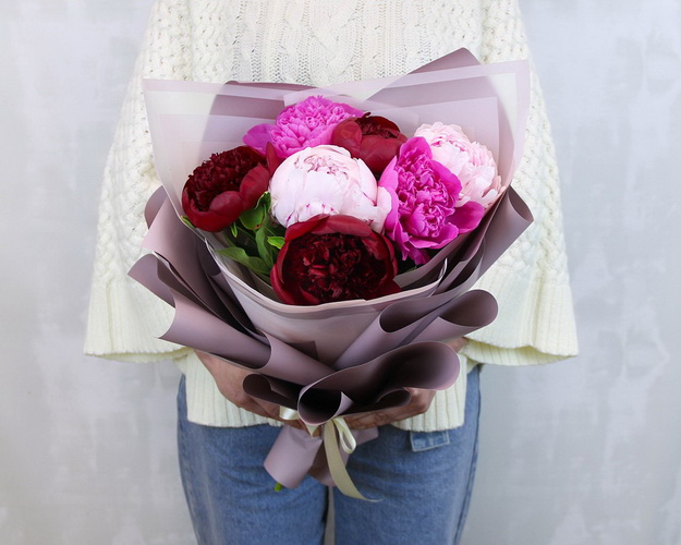 Букет з 7 півоній мікс у стильній упаковці