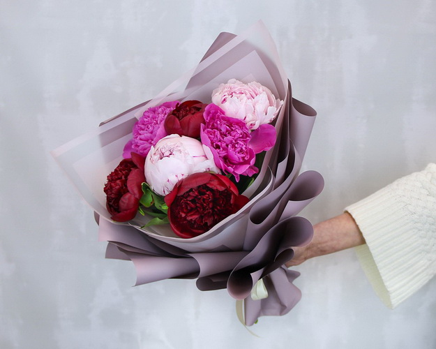 Букет з 7 півоній мікс у стильній упаковці