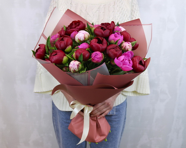 Букет з 25 півоній мікс у стильній упаковці