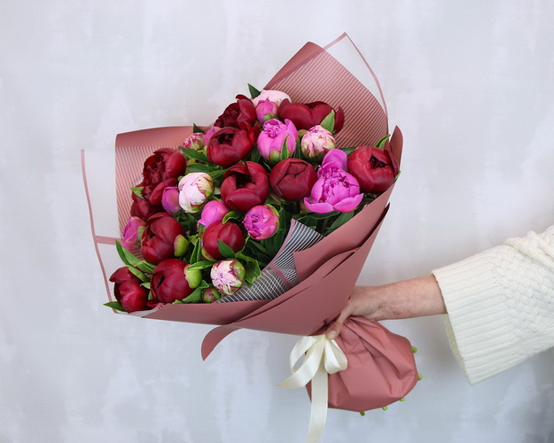 Букет з 25 півоній мікс у стильній упаковці