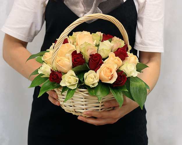 Кошик квітів Персиковий мікс