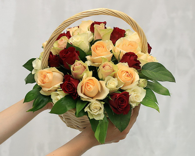 Кошик квітів Персиковий мікс