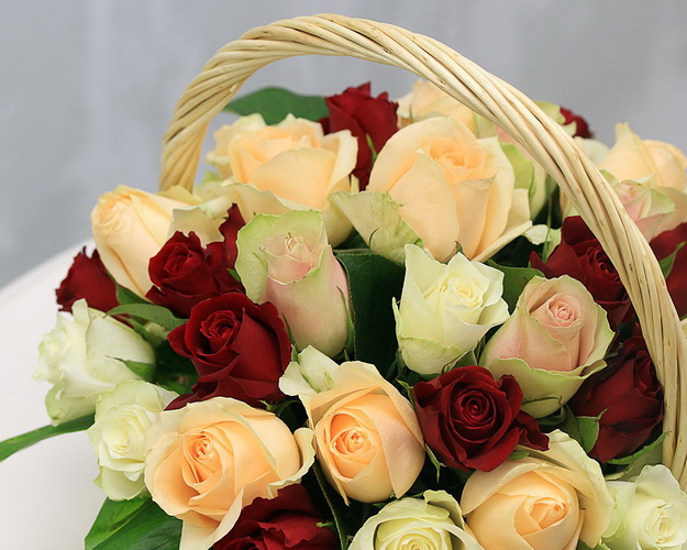 Кошик квітів Персиковий мікс